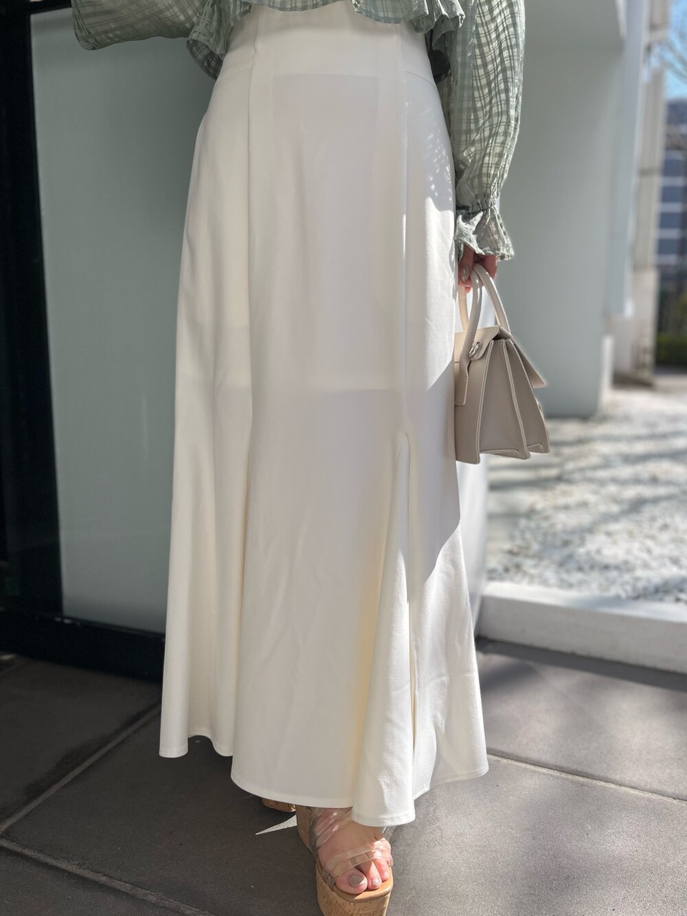 ホワイト系のスカート、グリーン系のシャツ/ブラウス、ベージュ系のショルダーバッグを着用したレディースの冬コーディネートの6枚目の写真