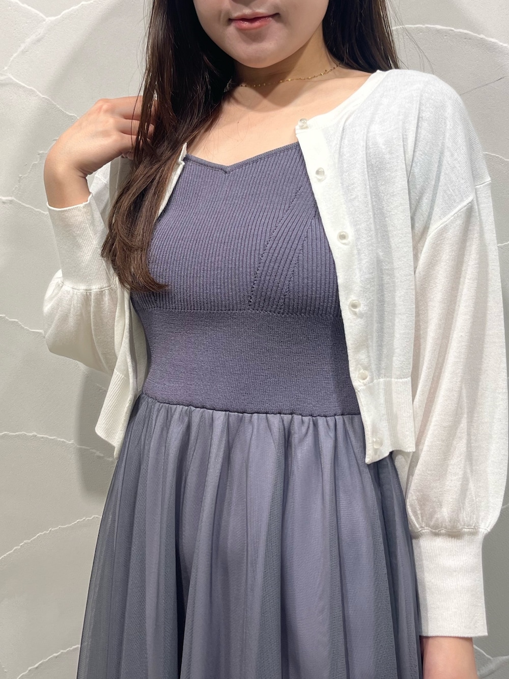 グレー系のワンピース、ホワイト系のトートバッグ、ホワイト系のカーディガン/ボレロを着用したレディースの春コーディネートの6枚目の写真