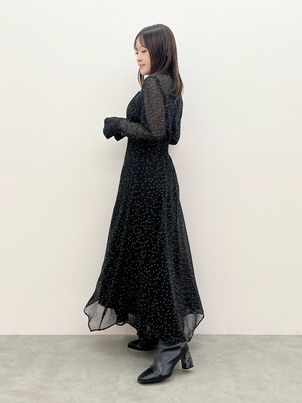 その他のワンピース、ブラック系のブーツを着用したレディースの夏コーディネートの2枚目の写真