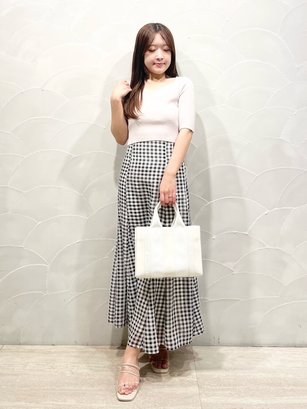 ブルー系のデニムジャケット、ピンク系のニット/セーター、その他のスカートを着用したレディースの春コーディネートの4枚目の写真