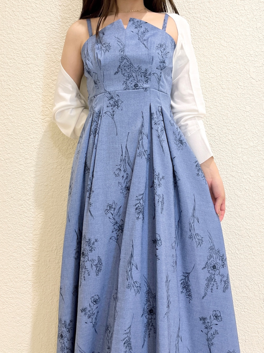 ブルー系のワンピース、その他のサンダル、ホワイト系のカーディガン/ボレロを着用したレディースの夏コーディネートの4枚目の写真