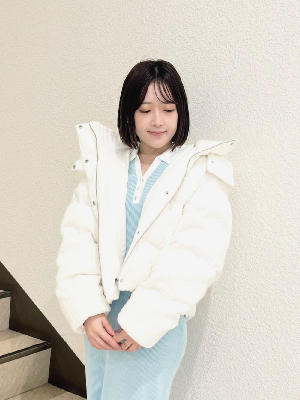 ホワイト系のダウンジャケット/コート、グリーン系のワンピースを着用したレディースの秋コーディネートの4枚目の写真