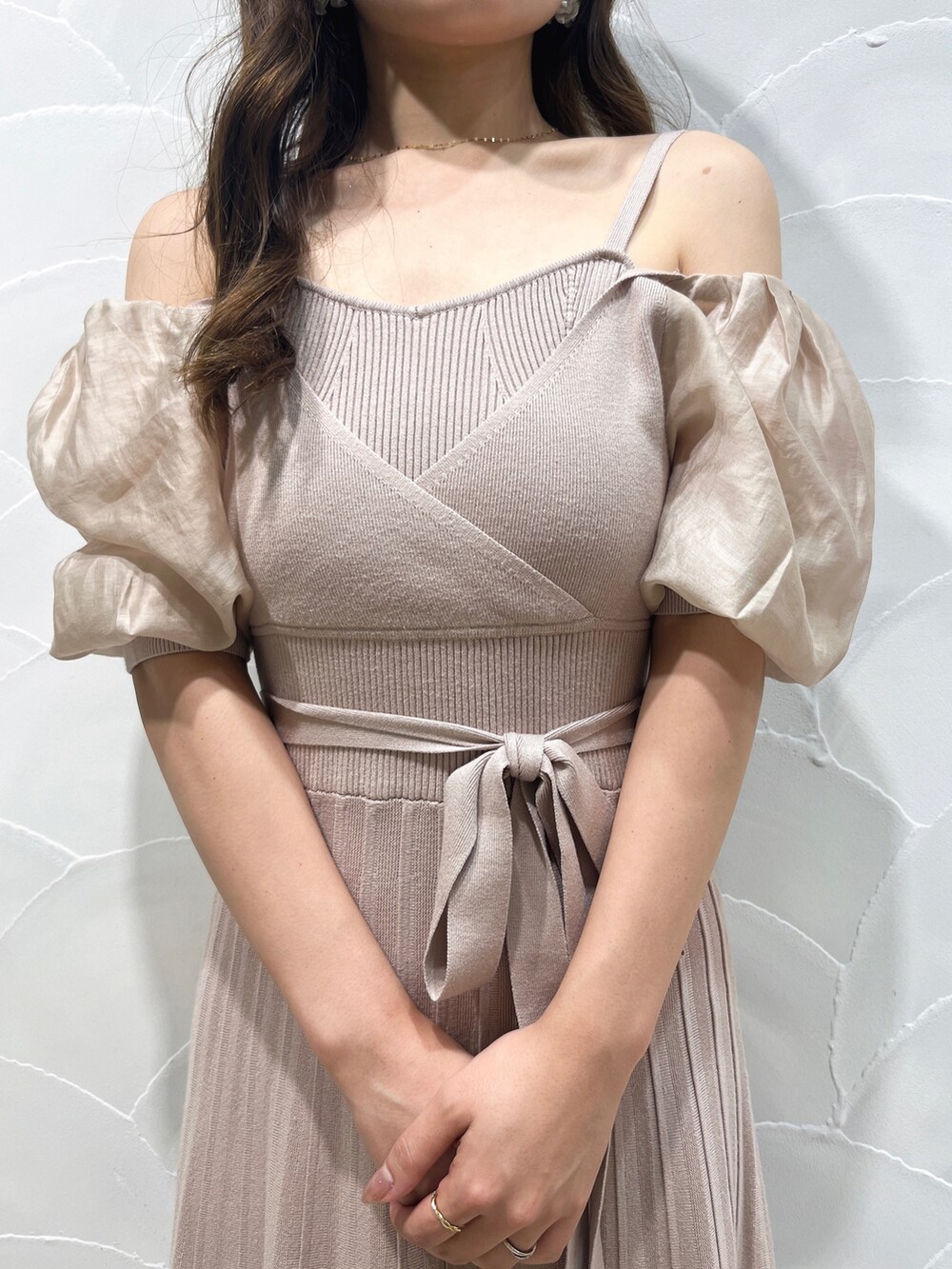 ピンク系のワンピース、その他のサンダルを着用したレディースの夏コーディネートの5枚目の写真