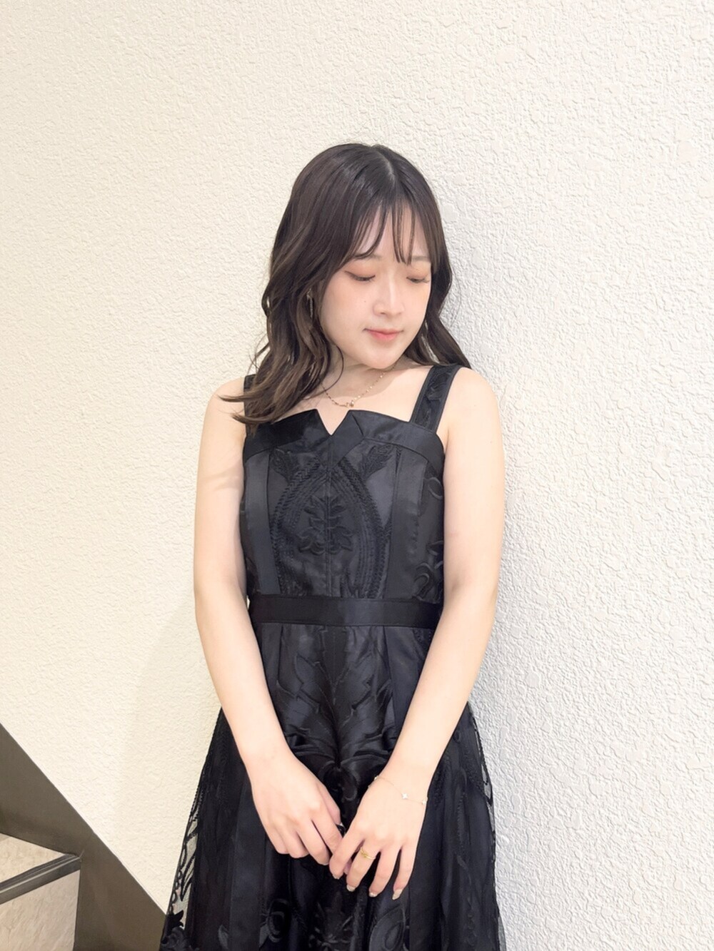 ブラック系のワンピース、ピンク系のトートバッグ、ブラウン系のサンダルを着用したレディースの夏コーディネートの5枚目の写真