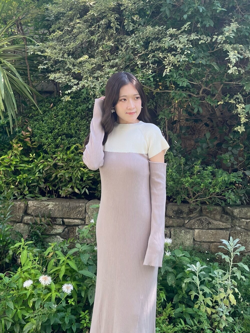 ベージュ系のワンピースを着用したレディースの夏コーディネートの5枚目の写真