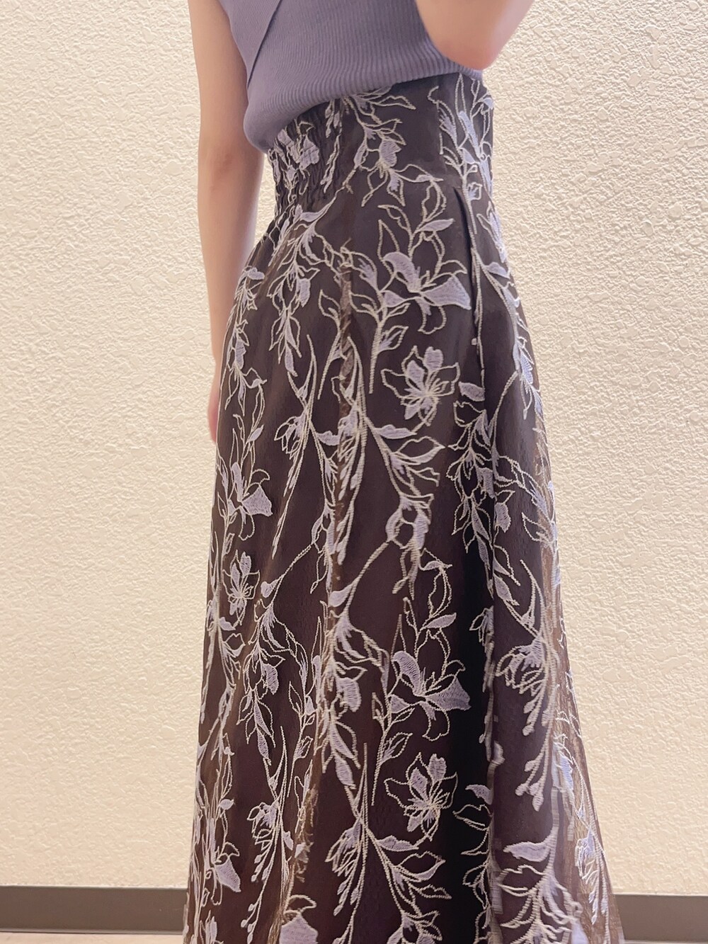 パープル系のスカート、パープル系のニット/セーター、パープル系のハンドバッグを着用したレディースの春コーディネートの7枚目の写真