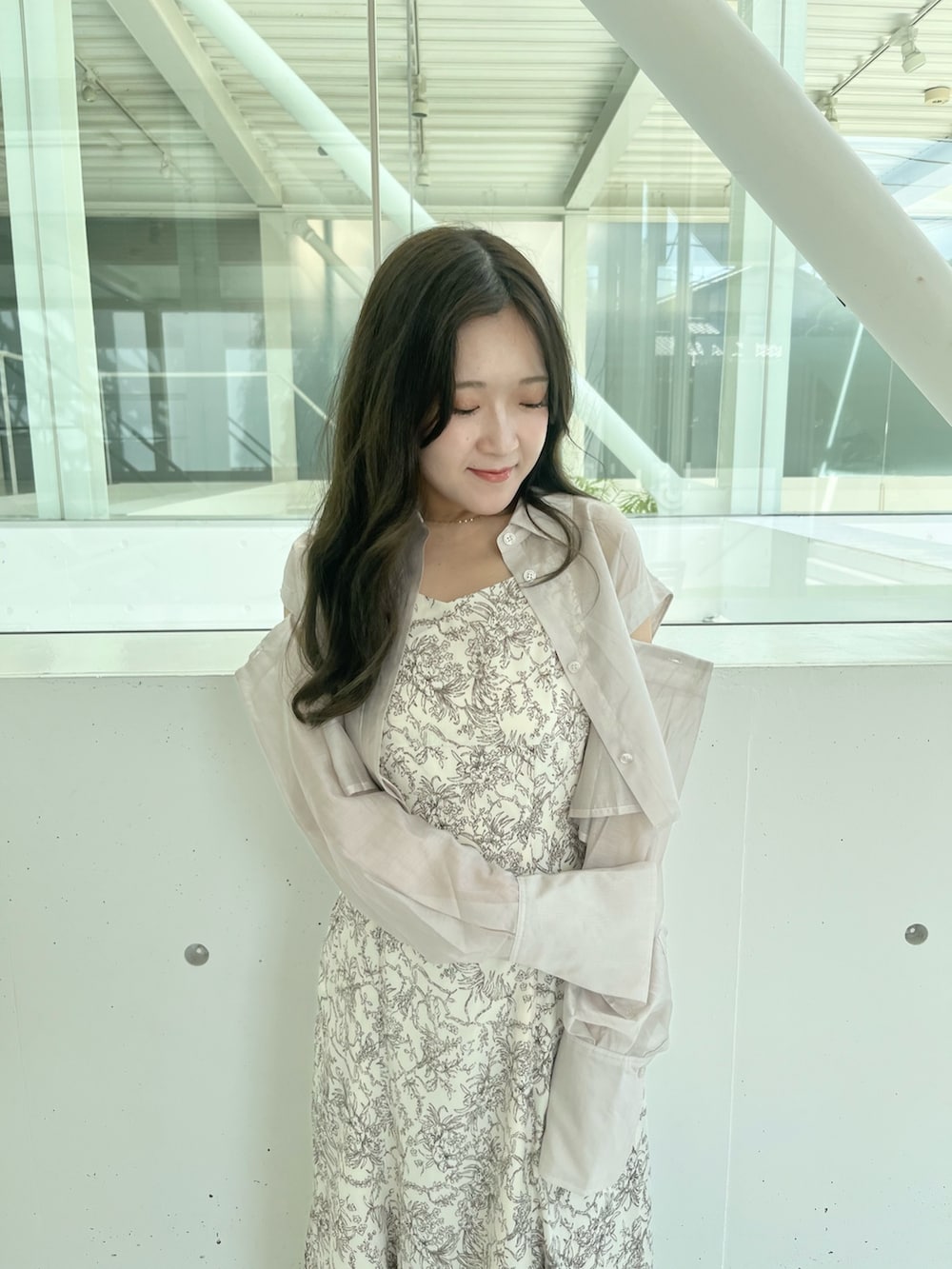 ベージュ系のワンピース、ホワイト系のブーツを着用したレディースの夏コーディネートの6枚目の写真