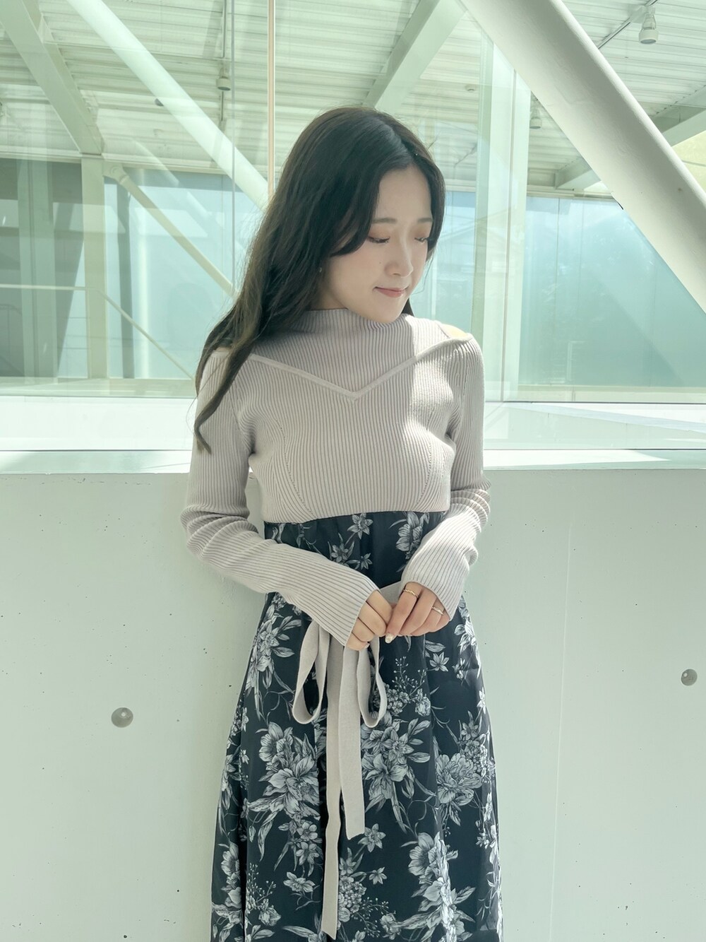 ベージュ系のワンピース、ホワイト系のブーツを着用したレディースの秋コーディネートの5枚目の写真