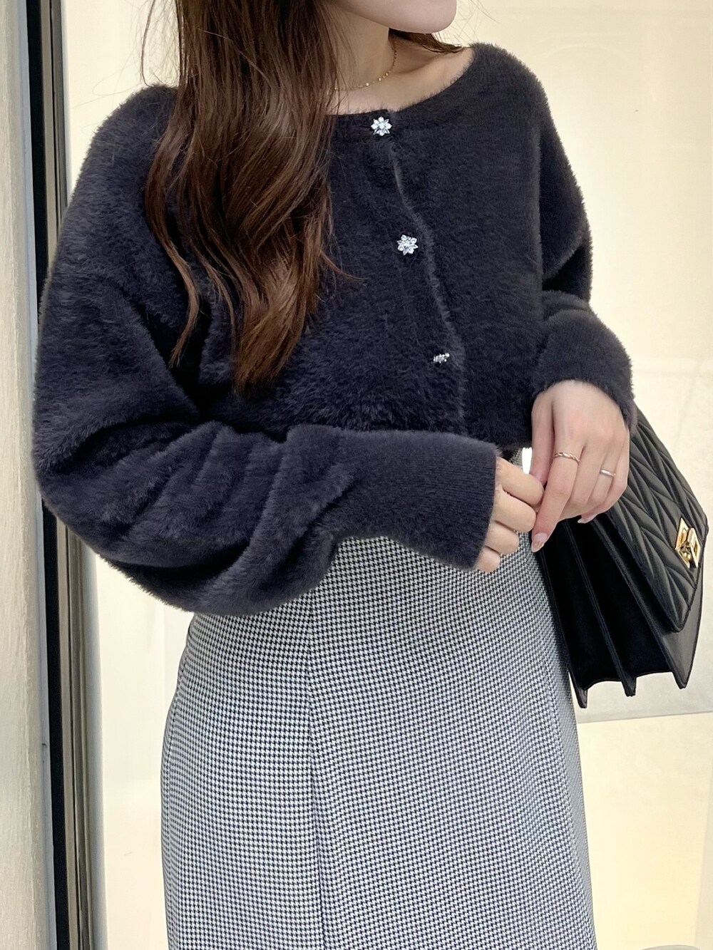 その他のスカート、グレー系のカーディガン/ボレロ、ブラック系のショルダーバッグを着用したレディースの秋コーディネートの6枚目の写真