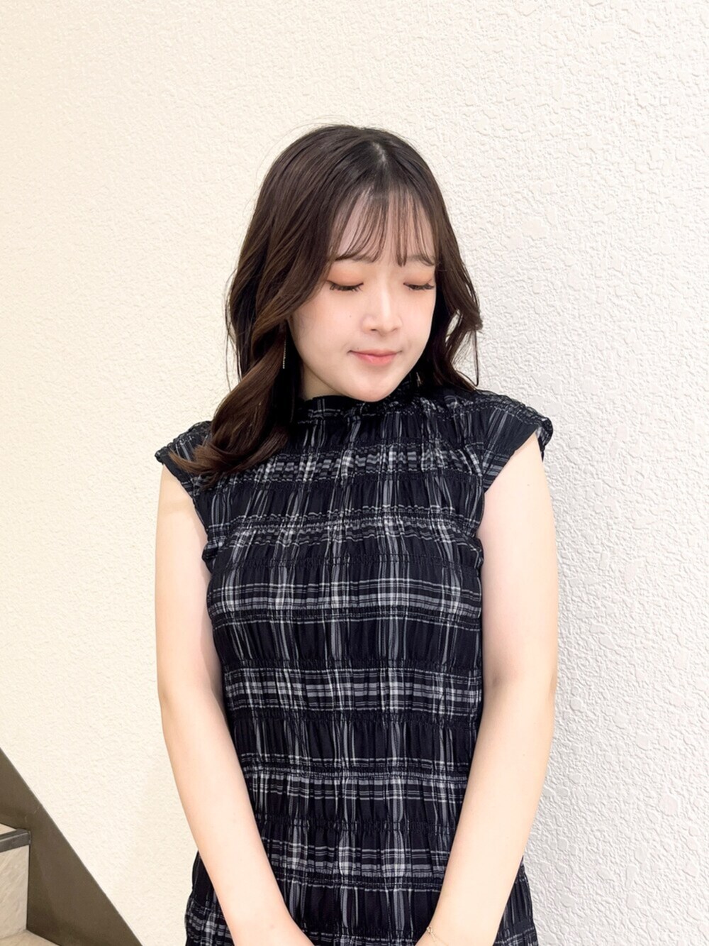 ブラック系のワンピース、ベージュ系のサンダルを着用したレディースの夏コーディネートの5枚目の写真