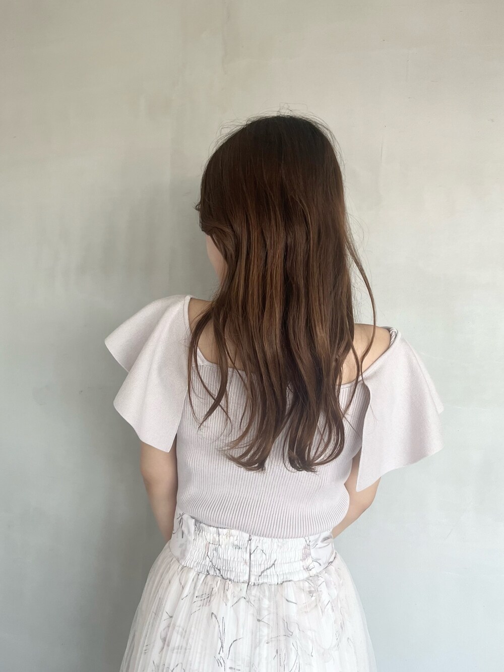 ピンク系のスカート、ピンク系のニット/セーター、その他のパンプスを着用したレディースの冬コーディネートの6枚目の写真