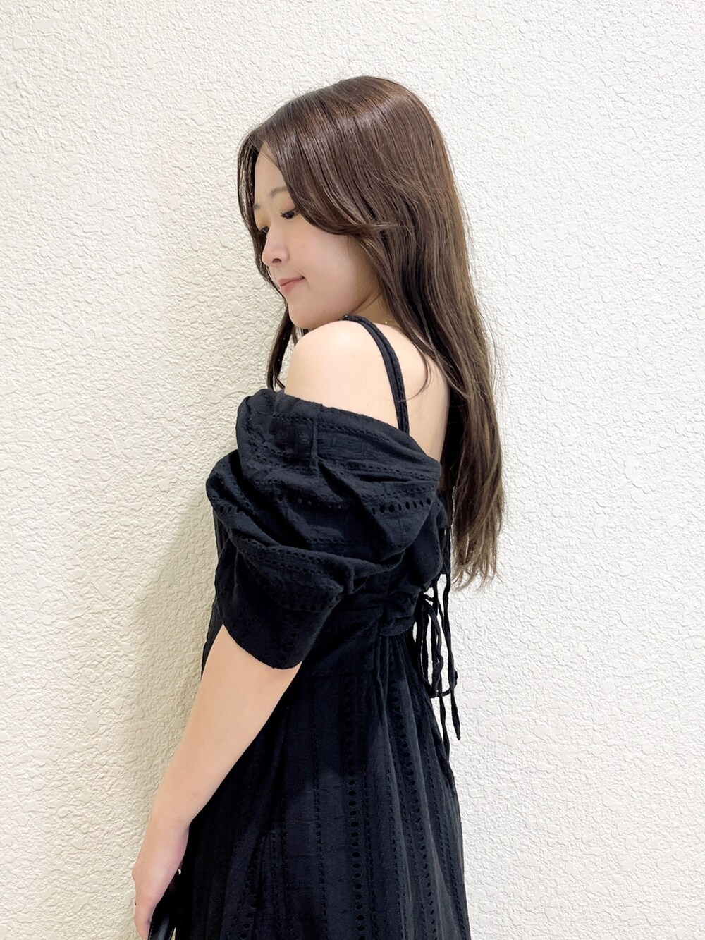 ブラック系のワンピース、その他のサンダル、ブラック系のハンドバッグを着用したレディースの夏コーディネートの6枚目の写真