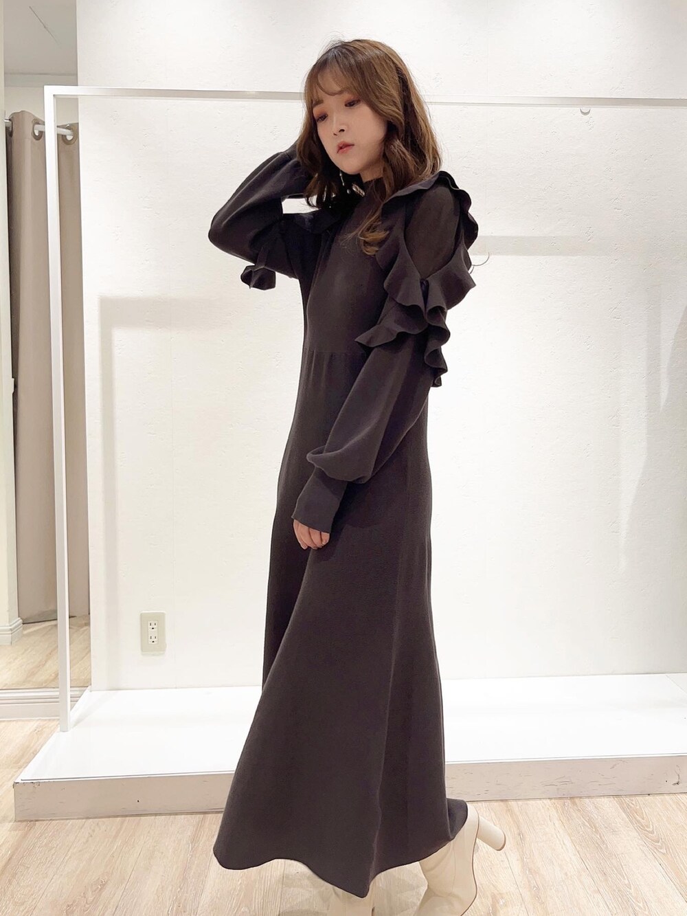 グレー系のワンピースを着用したレディースの秋コーディネートの3枚目の写真