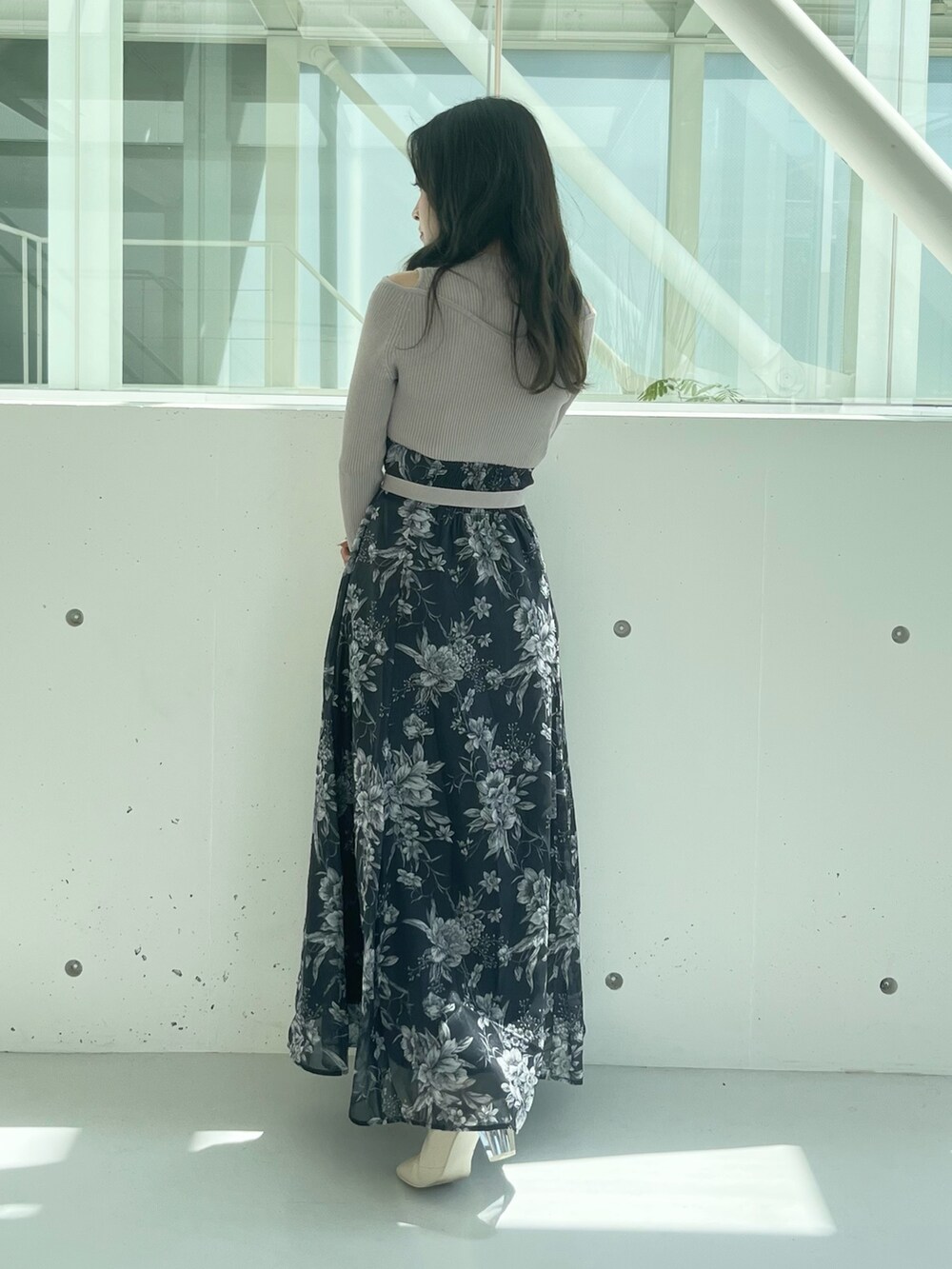 ベージュ系のワンピース、ホワイト系のブーツを着用したレディースの秋コーディネートの3枚目の写真