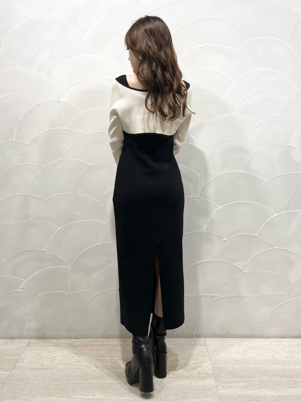 ホワイト系のその他アウター、ブラック系のワンピース、ブラック系のショルダーバッグを着用したレディースの秋コーディネートの5枚目の写真