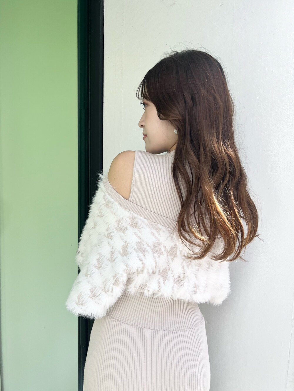 ホワイト系のムートンコート、ベージュ系のワンピース、ホワイト系のブーツを着用したレディースの秋コーディネートの7枚目の写真