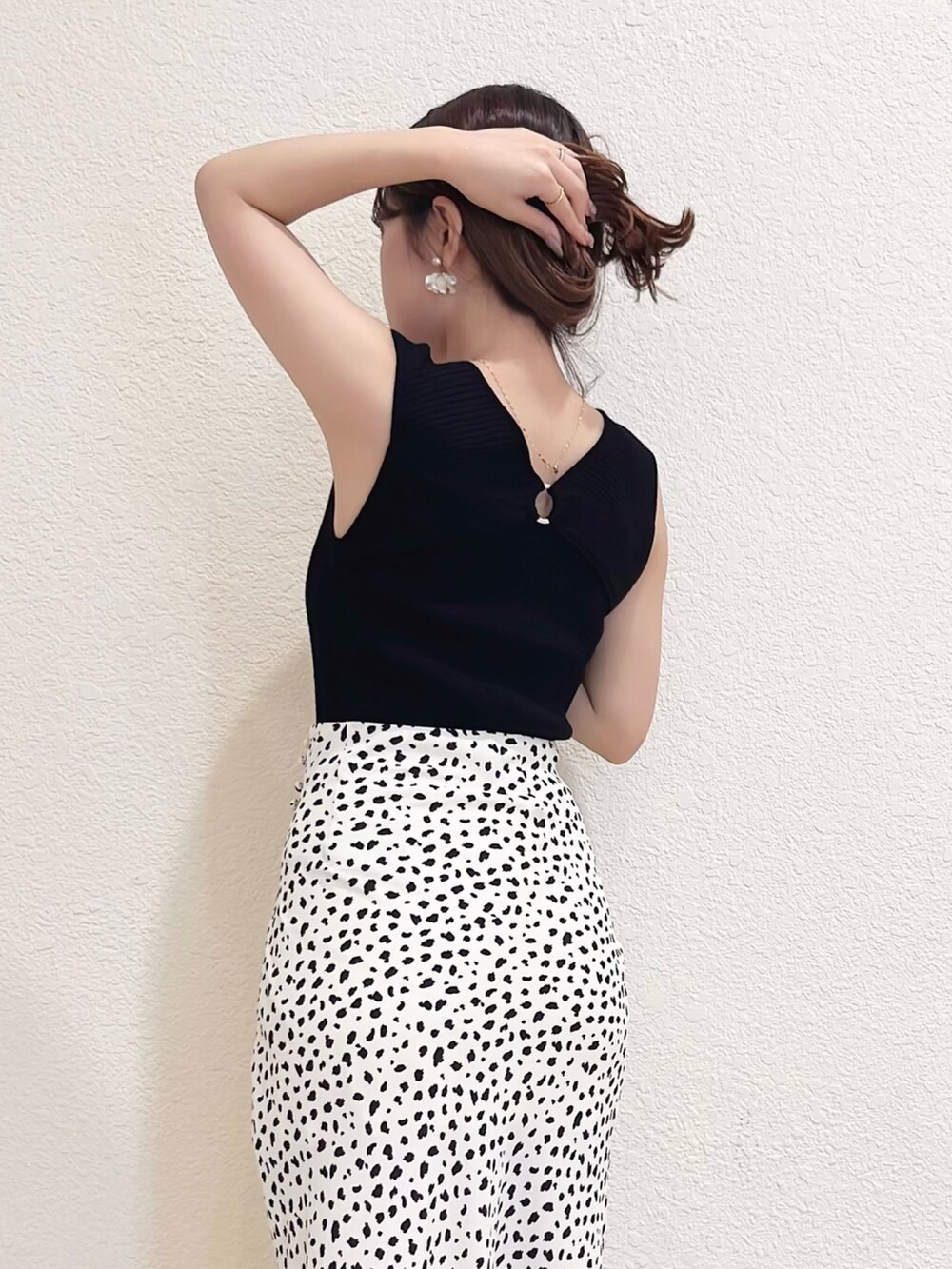 ベージュ系のシャツ/ブラウス、ブラック系のニット/セーター、その他のスカートを着用したレディースの春コーディネートの7枚目の写真