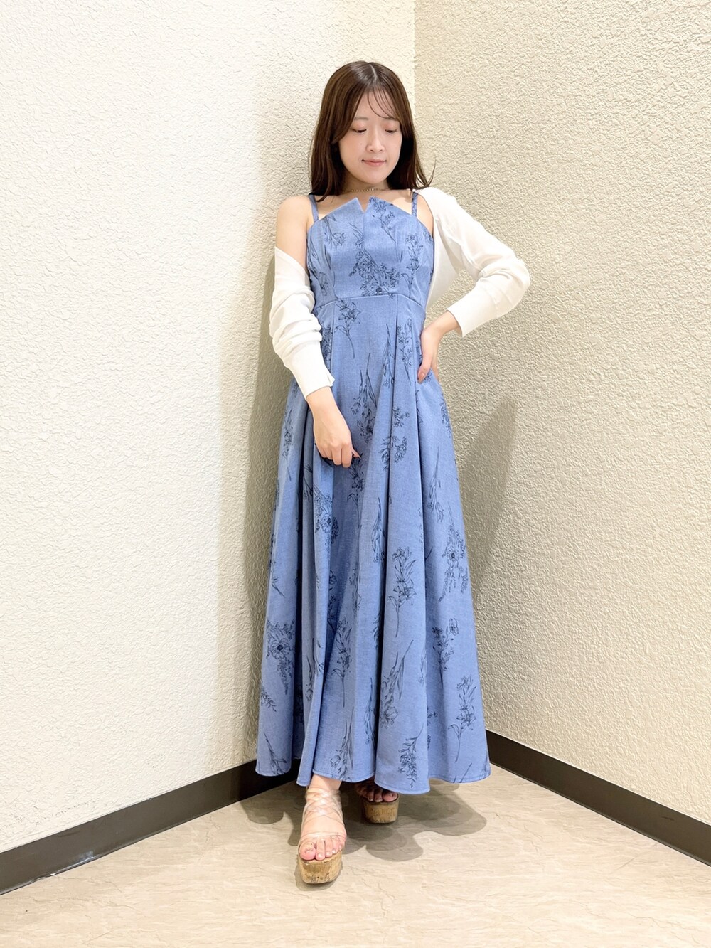 ブルー系のワンピース、その他のサンダル、ホワイト系のカーディガン/ボレロを着用したレディースの夏コーディネートの2枚目の写真
