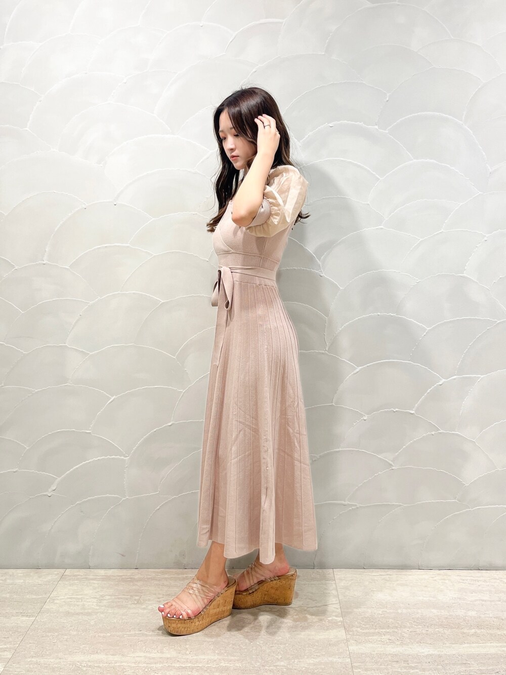 ピンク系のワンピース、その他のサンダルを着用したレディースの夏コーディネートの2枚目の写真