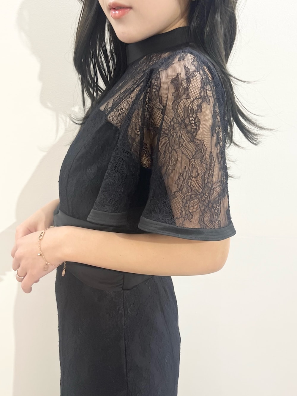 ブラック系のドレス、シルバー系のパンプスを着用したレディースの冬コーディネートの6枚目の写真