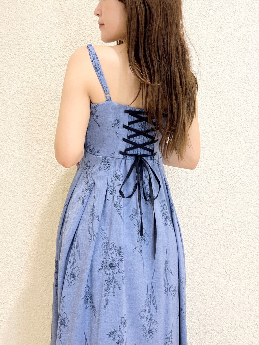 ブルー系のワンピース、その他のサンダル、ホワイト系のカーディガン/ボレロを着用したレディースの夏コーディネートの6枚目の写真