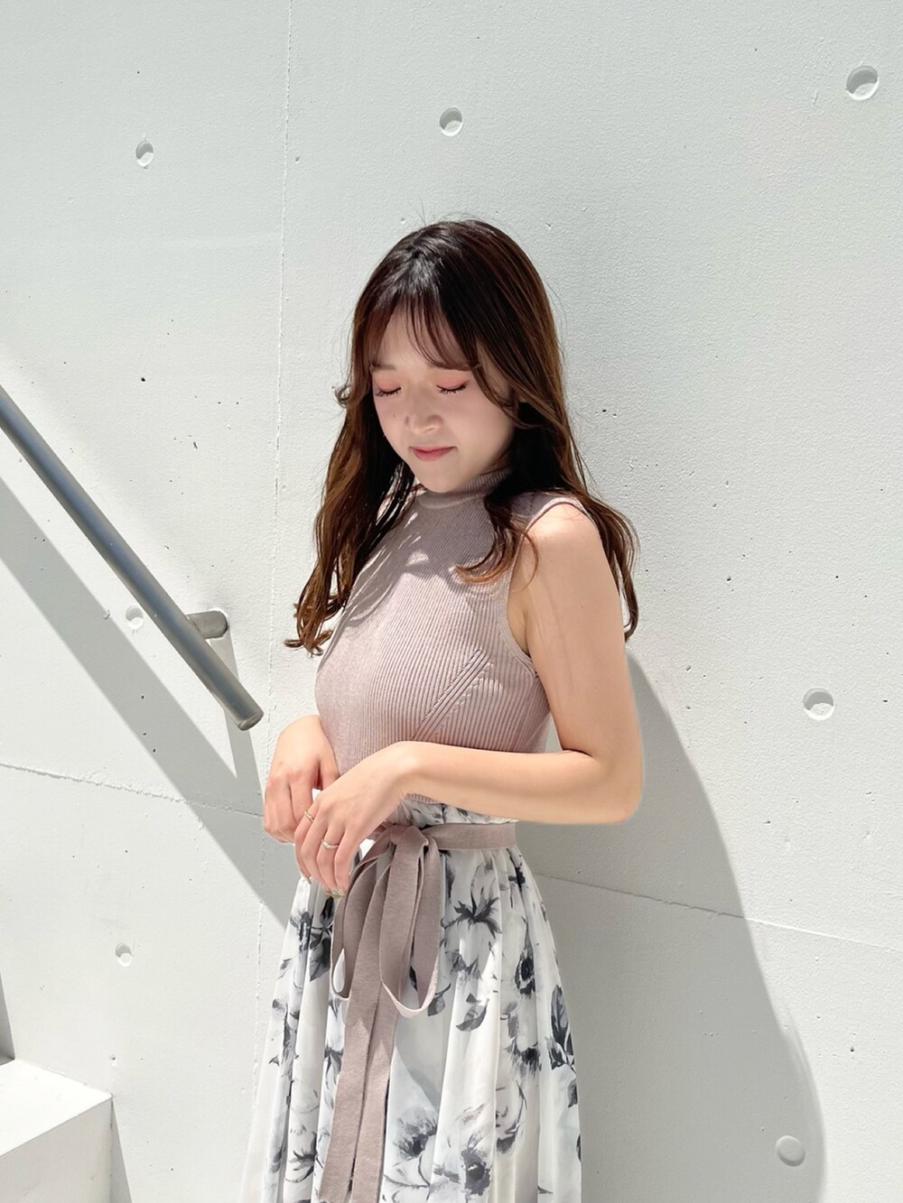 ピンク系のワンピース、ブラウン系のブーツを着用したレディースの春コーディネートの5枚目の写真