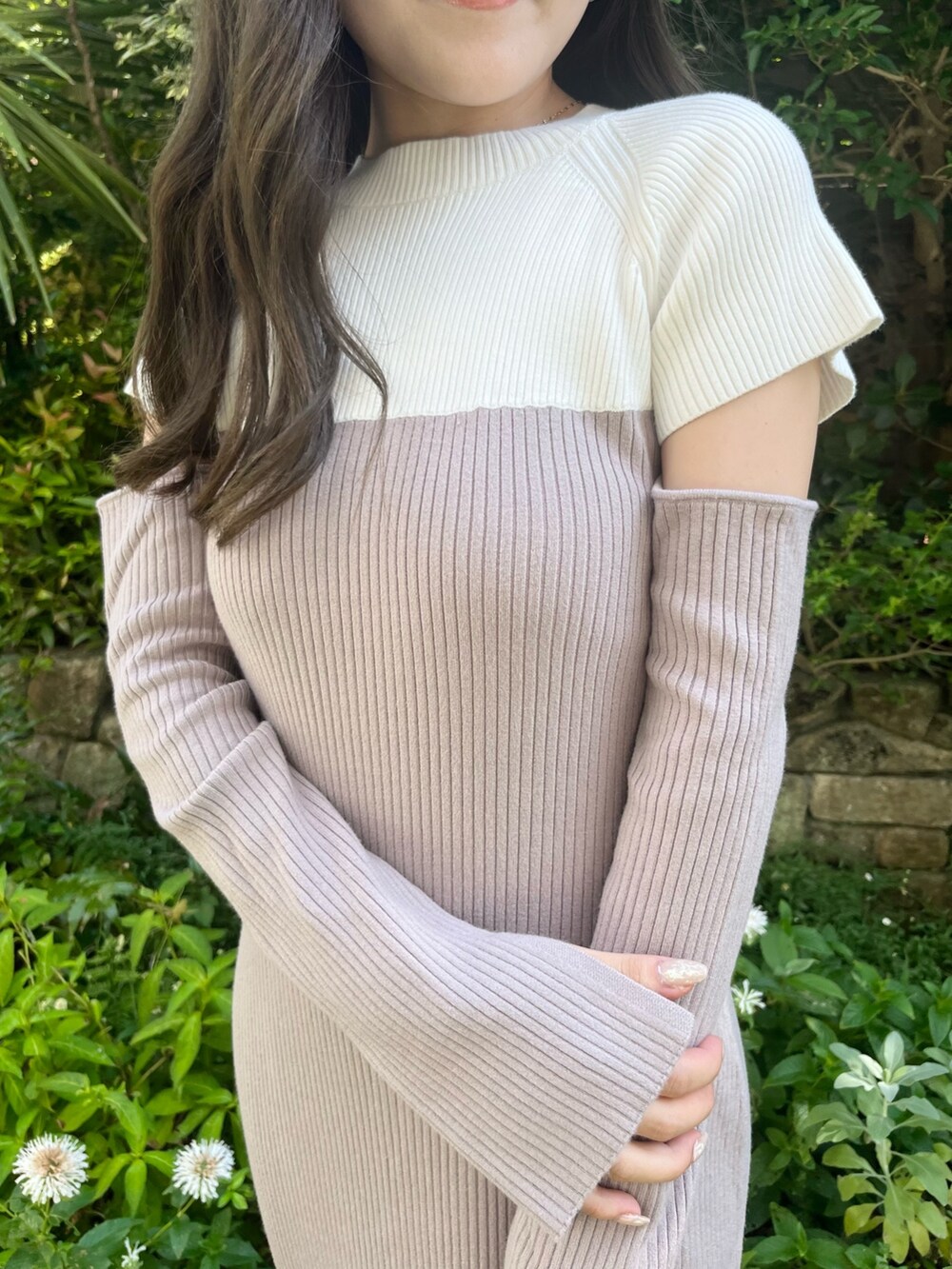 ベージュ系のワンピースを着用したレディースの夏コーディネートの4枚目の写真