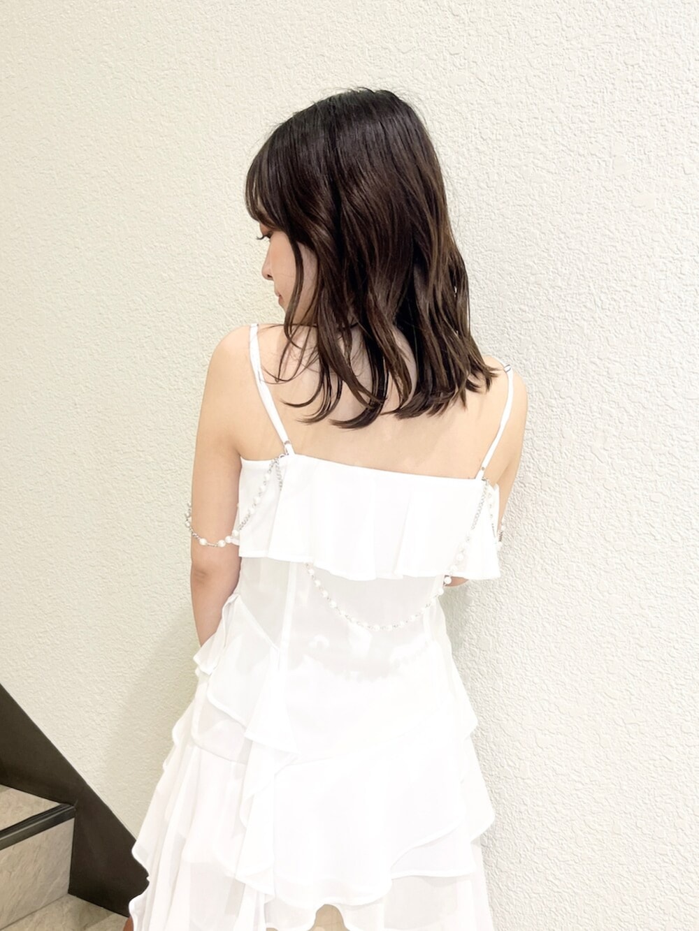 ブラウン系のサンダル、ホワイト系のシャツ/ブラウス、ベージュ系のスカートを着用したレディースの夏コーディネートの7枚目の写真