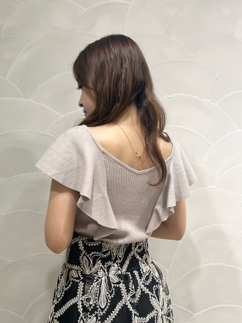 ブラック系のスカート、その他のサンダル、ベージュ系のニット/セーターを着用したレディースの夏コーディネートの7枚目の写真