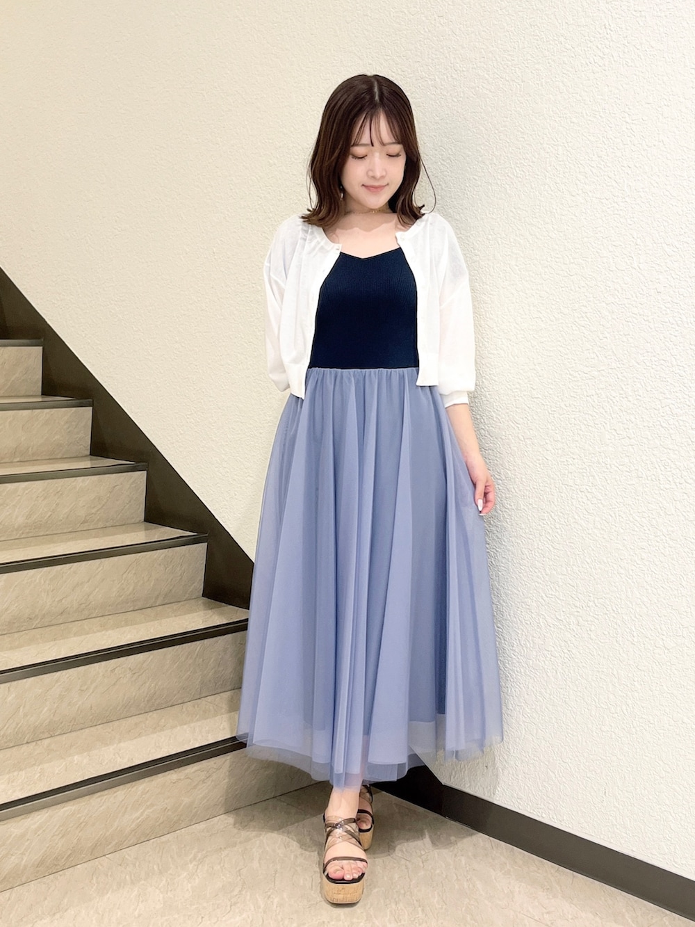 ブルー系のワンピース、ブラック系のサンダルを着用したレディースの夏コーディネートの4枚目の写真