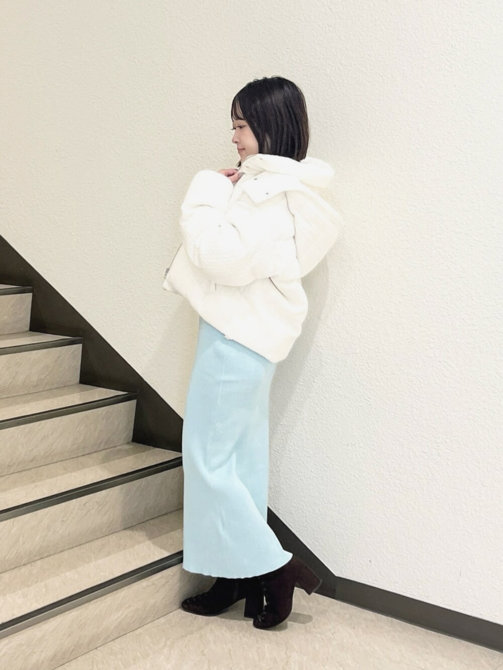 ホワイト系のダウンジャケット/コート、グリーン系のワンピースを着用したレディースの秋コーディネートの2枚目の写真