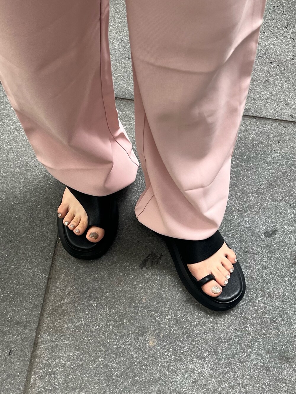 ブラック系のサンダル、ブラック系のハンドバッグ、ホワイト系のTシャツ/カットソーを着用したレディースの夏コーディネートの6枚目の写真