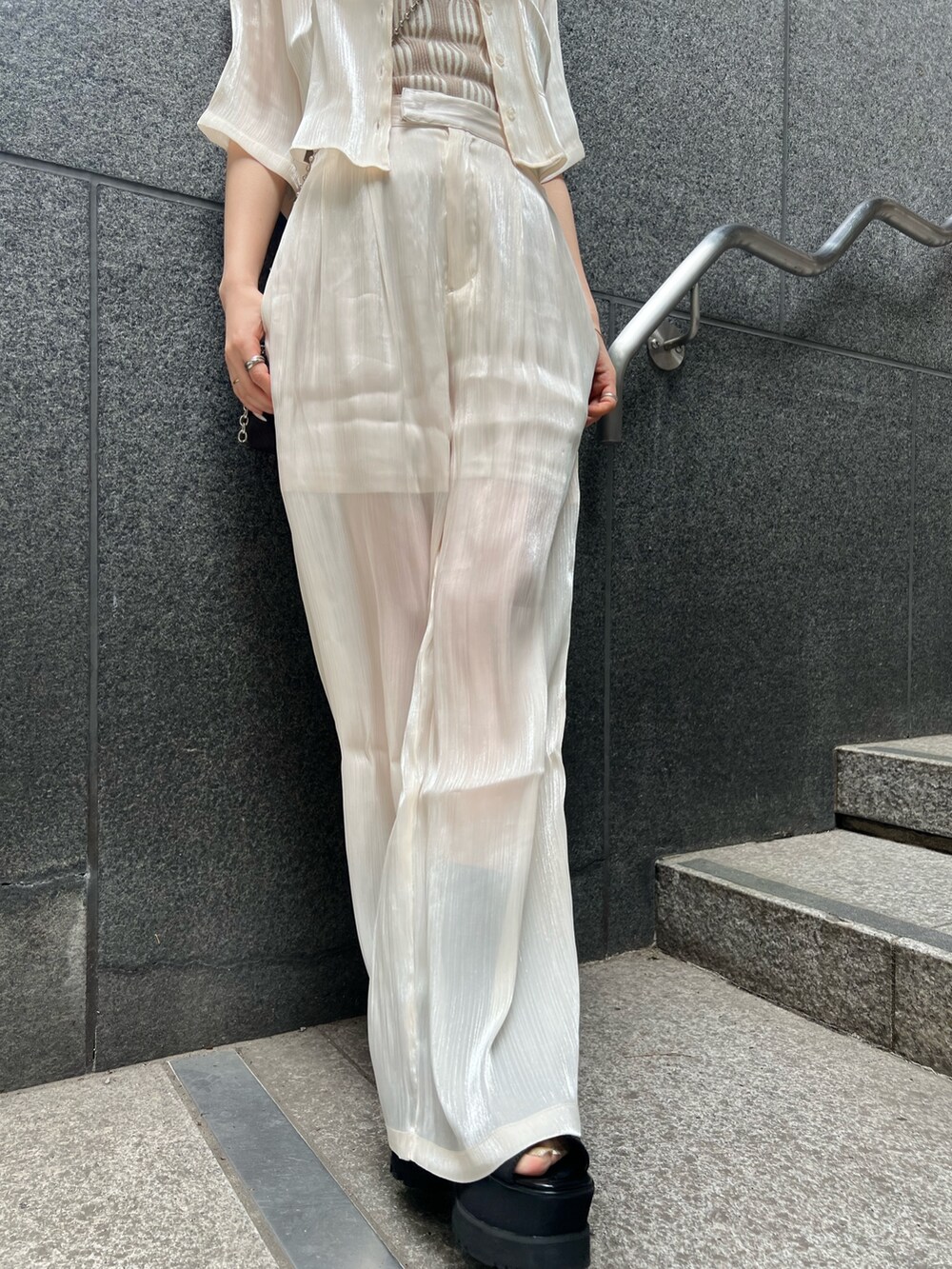 ホワイト系のシャツ/ブラウス、ホワイト系のタンクトップ、ホワイト系のその他パンツを着用したレディースの春コーディネートの8枚目の写真