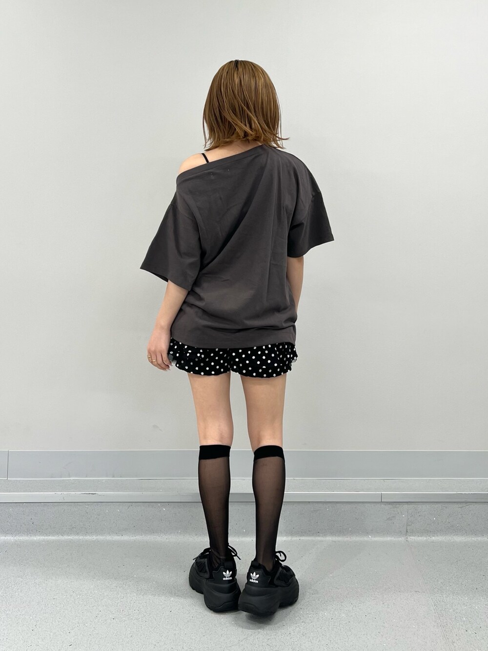 グレー系のTシャツ/カットソー、ブラック系のその他パンツを着用したレディースの夏コーディネートの3枚目の写真