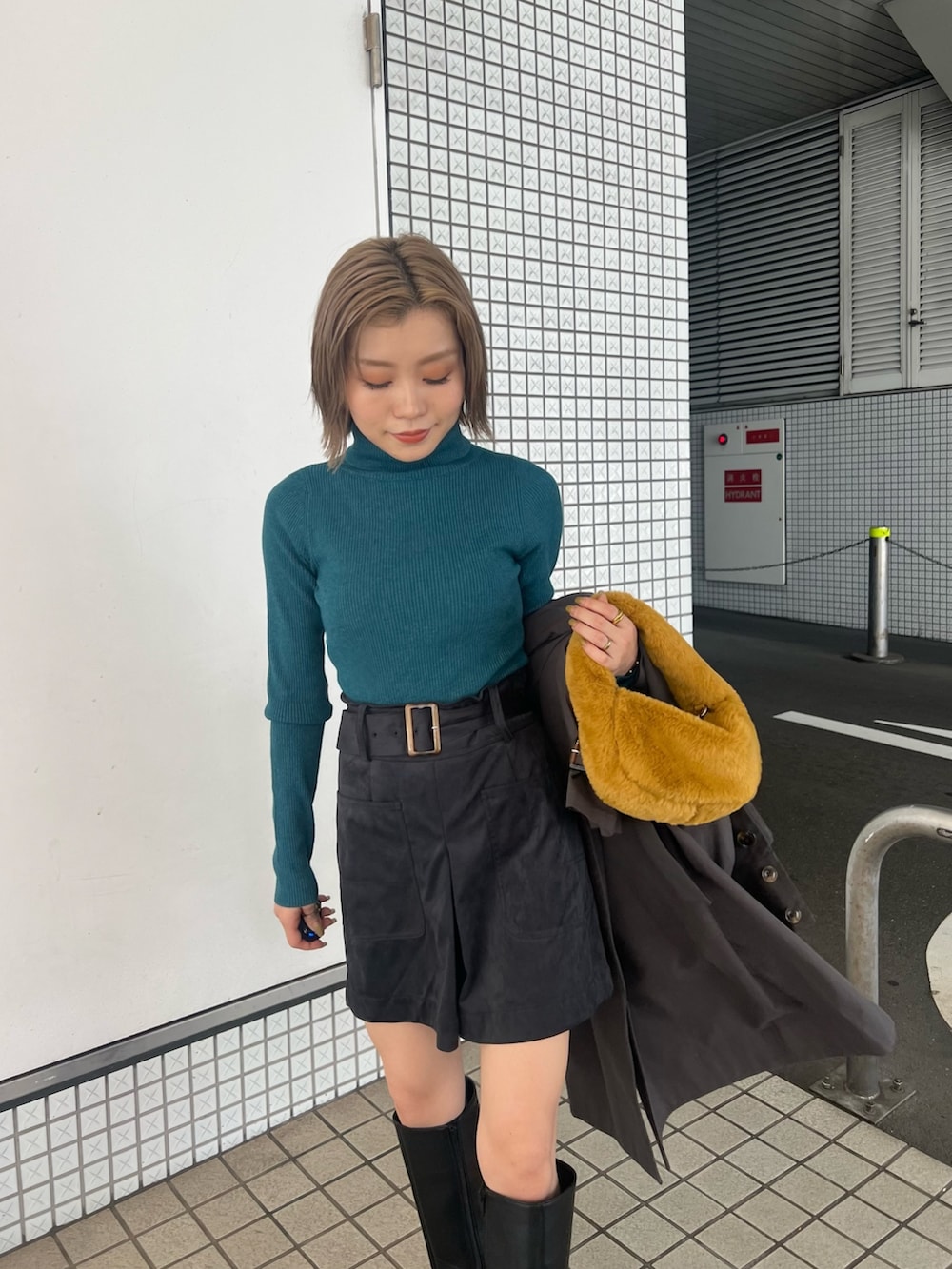 グレー系のトレンチコート、ブルー系のニット/セーター、ブラック系のその他パンツを着用したレディースの秋コーディネートの7枚目の写真