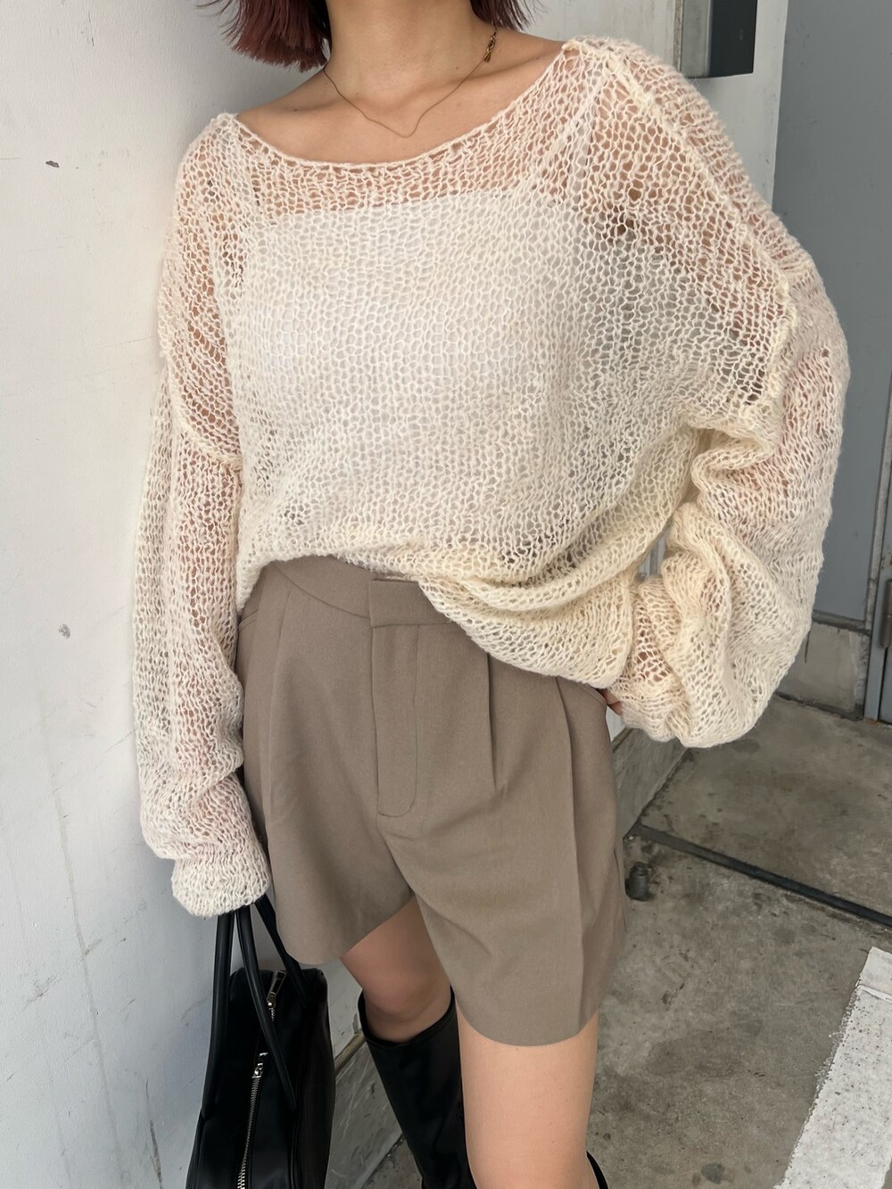 ホワイト系のニット/セーター、ベージュ系のその他パンツ、ブルー系のデニムジャケットを着用したレディースの秋コーディネートの7枚目の写真