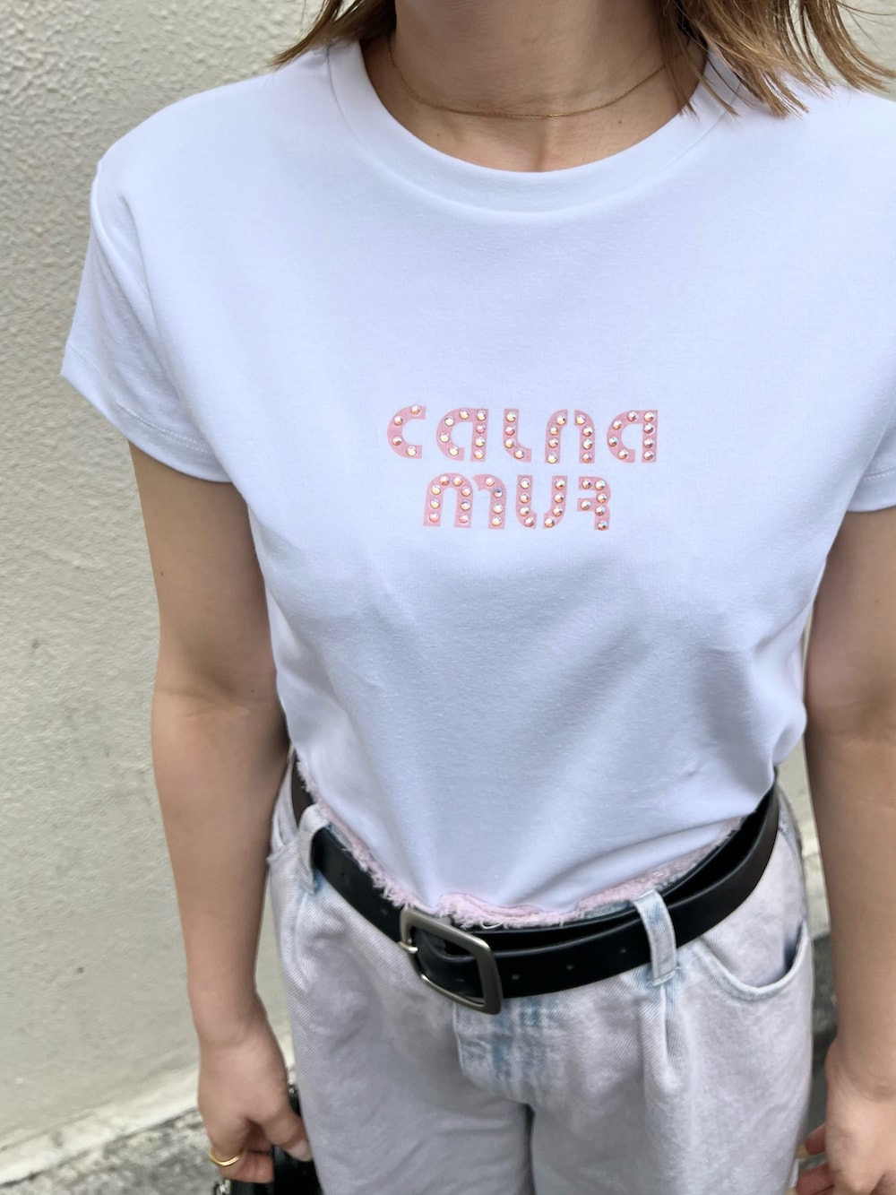 ピンク系のデニムパンツ、ホワイト系のTシャツ/カットソーを着用したレディースの夏コーディネートの5枚目の写真