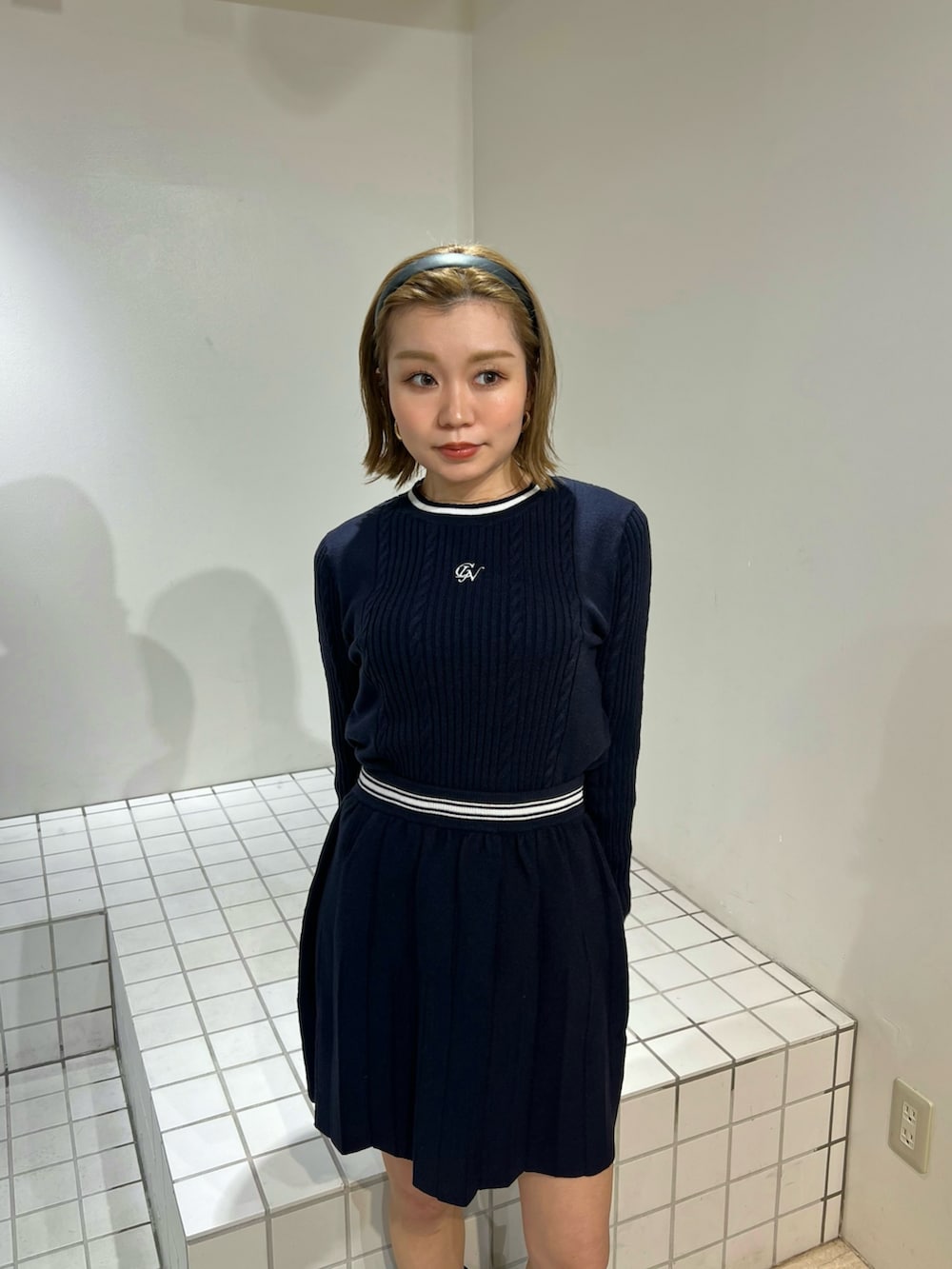 ブルー系のスカート、ブルー系のニット/セーターを着用したレディースの冬コーディネートの4枚目の写真