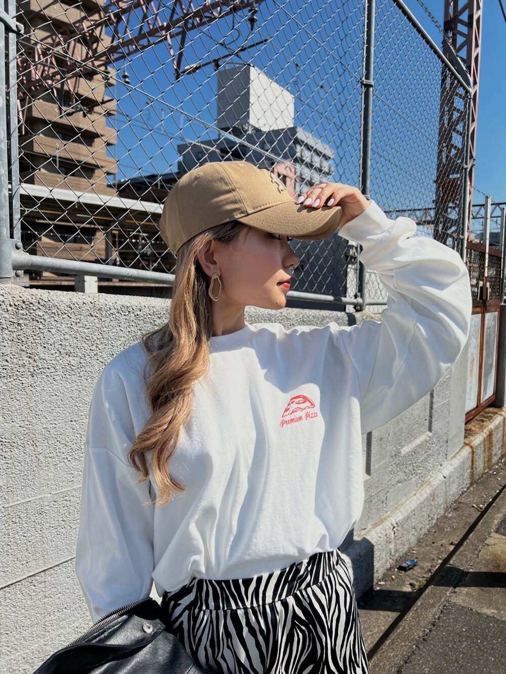 ブラック系のローファー、ホワイト系のTシャツ/カットソー、ホワイト系のスカートを着用したレディースの春コーディネートの6枚目の写真