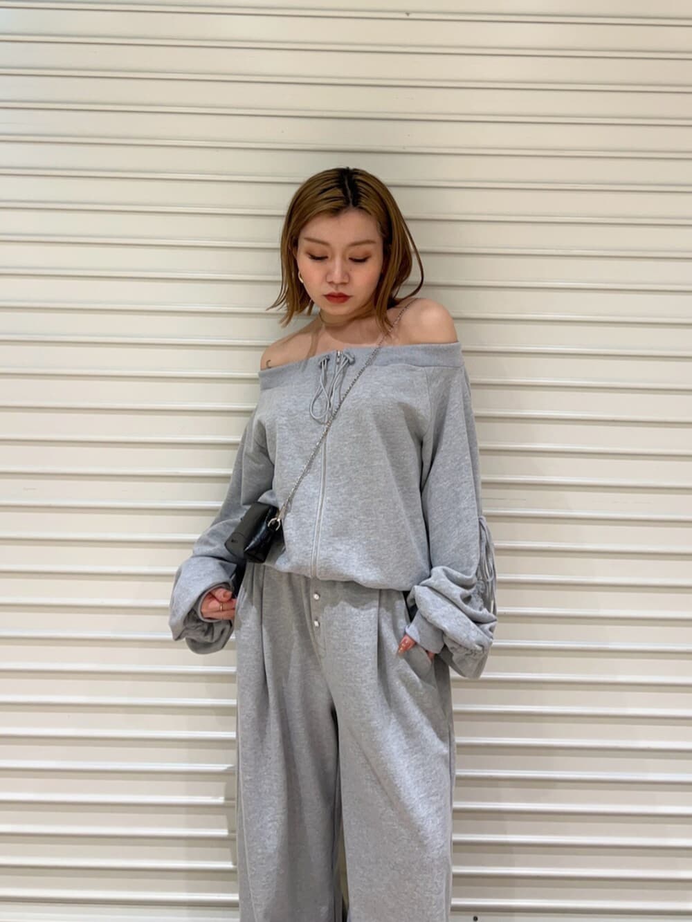 ブラック系のサンダル、グレー系のその他パンツ、グレー系のスウェットを着用したレディースの春コーディネートの4枚目の写真