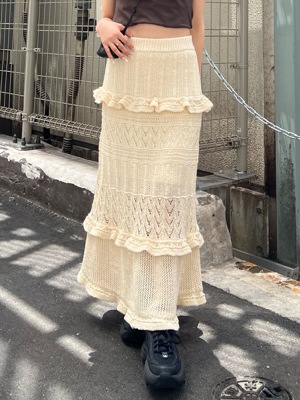ブラウン系のTシャツ/カットソー、ホワイト系のスカートを着用したレディースの春コーディネートの5枚目の写真