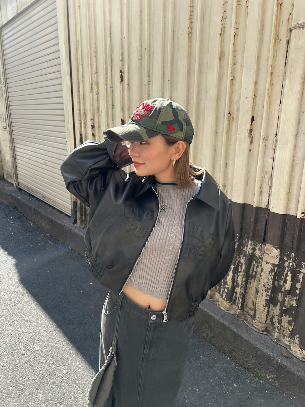 ブラウン系のブルゾン、グレー系のニット/セーター、ブラック系のスカートを着用したレディースの冬コーディネートの4枚目の写真