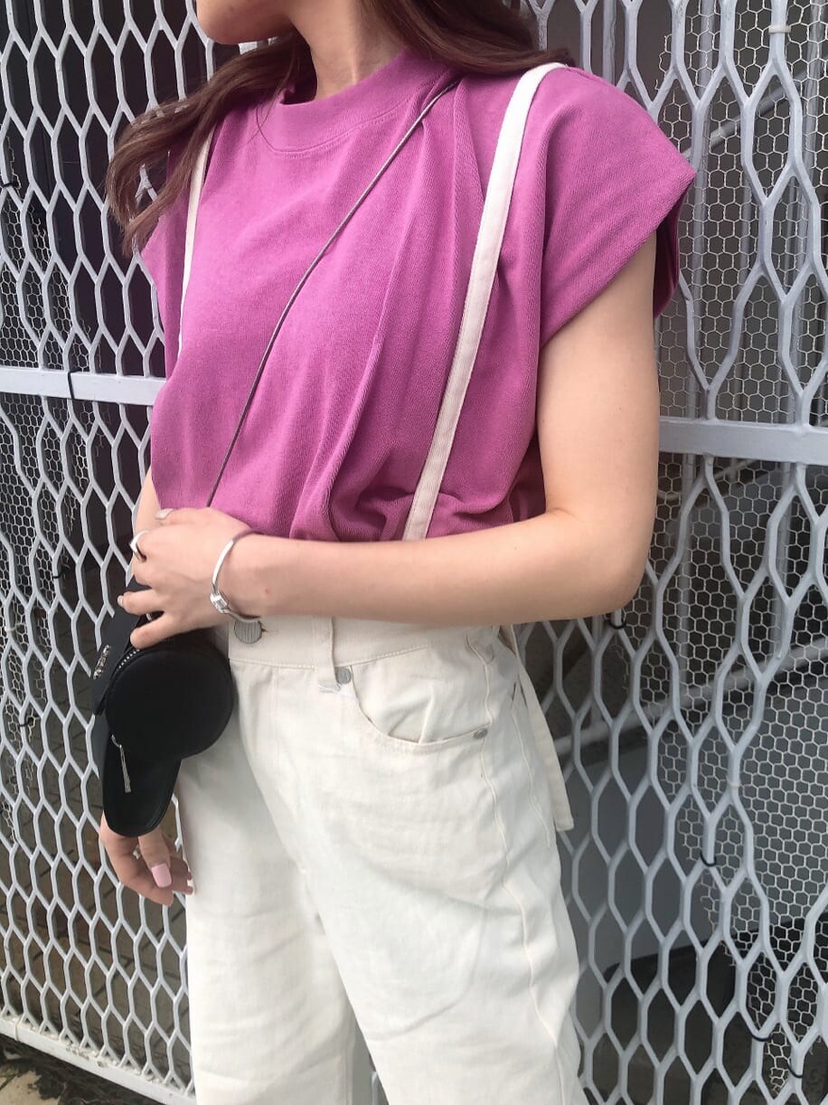 ピンク系のタンクトップ、ホワイト系のデニムパンツ、ブラック系のサンダルを着用したレディースの春コーディネートの7枚目の写真