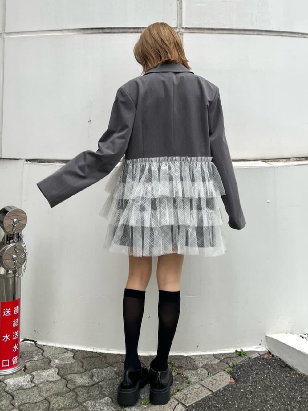 グレー系のテーラードジャケット、グレー系のニット/セーター、グレー系のその他パンツを着用したレディースの冬コーディネートの3枚目の写真