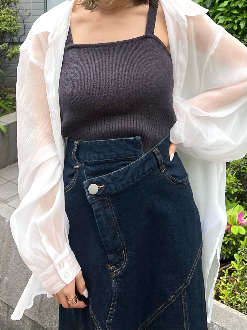 ホワイト系のシャツ/ブラウス、グレー系のニット/セーター、ブルー系のデニムスカートを着用したレディースの春コーディネートの7枚目の写真