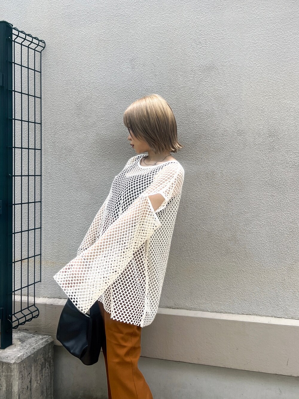 オレンジ系のその他パンツ、ブラック系のサンダル、ブラック系のハンドバッグを着用したレディースの夏コーディネートの4枚目の写真
