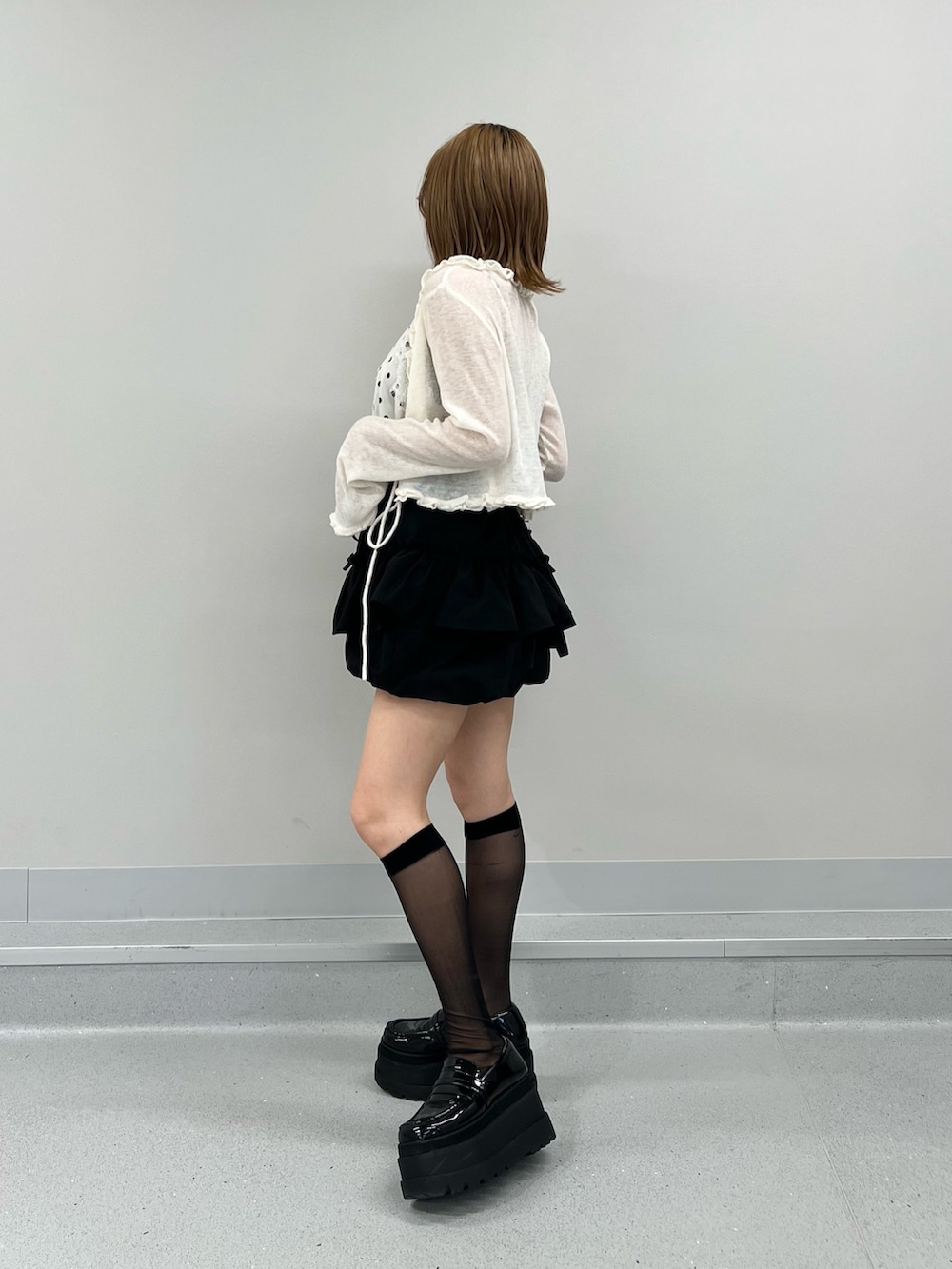 ブラック系のその他パンツ、ホワイト系のカーディガン/ボレロ、ホワイト系のキャミソールを着用したレディースの夏コーディネートの2枚目の写真