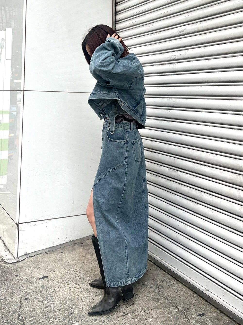 ブラウン系のブーツ、グレー系のTシャツ/カットソー、ブルー系のその他トップスを着用したレディースの冬コーディネートの2枚目の写真