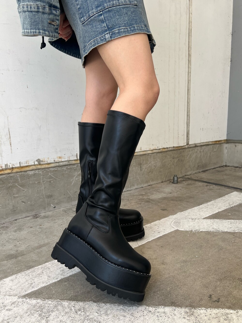 ブラック系のショルダーバッグ、ブラック系のブーツ、その他のTシャツ/カットソーを着用したレディースの夏コーディネートの9枚目の写真