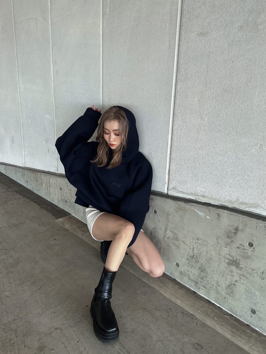 ブルー系のパーカーを着用したレディースの秋コーディネートの2枚目の写真